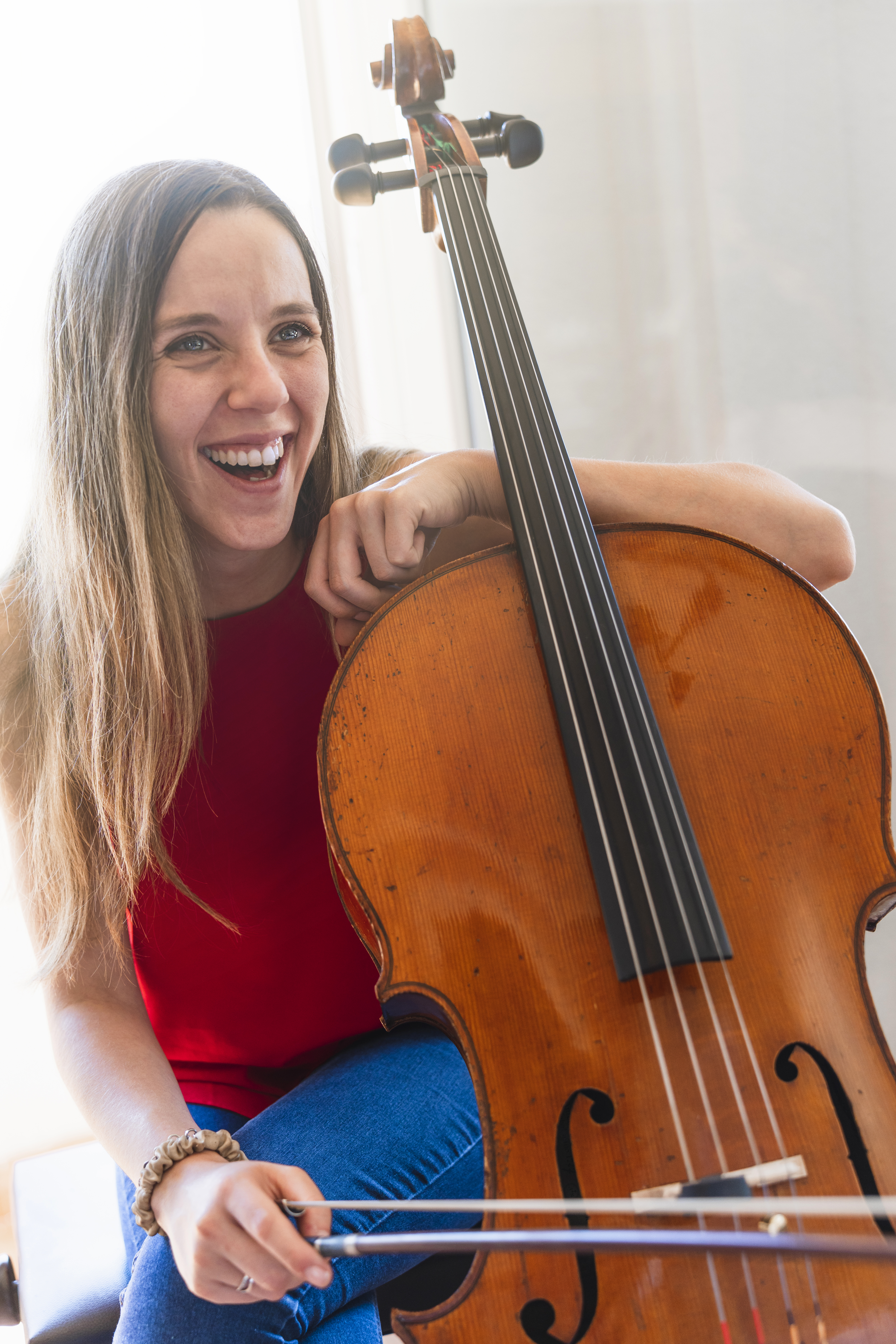 Fröhliche Celloschülerin mit Instrument
